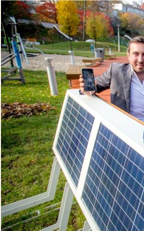 [VIDEO] Polskie miasta stają się coraz bardziej smart. Inteligentne ławki ładują telefony energią słoneczną, a wiaty autobusowe zdalnie zarządzają rozkładami jazdy