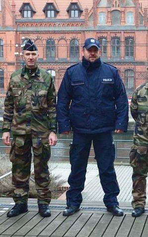 Patrol policji z francuskimi żandarmami