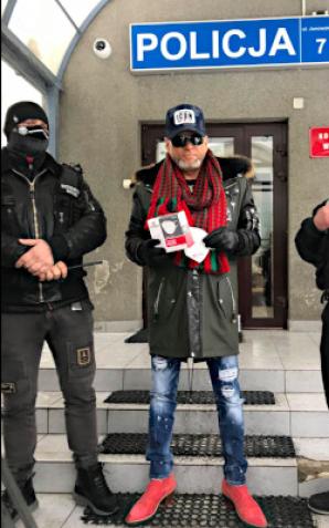  [VIDEO] Sukces Rutkowskiego i warszawskiej Policji! Zatrzymani na gorącym uczynku handlarze podrabianych, certyfikowanych maseczek ochronnych!