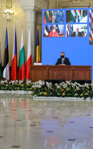 [VIDEO] Prezydent Andrzej Duda, prezydent USA i szef NATO na Szczycie B9 w Bukareszcie