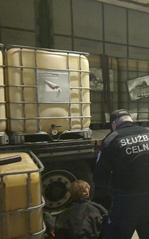 [VIDEO] Tony nielegalnego paliwa zajęte przez KAS. Towar jechał z Niemiec na Słowację