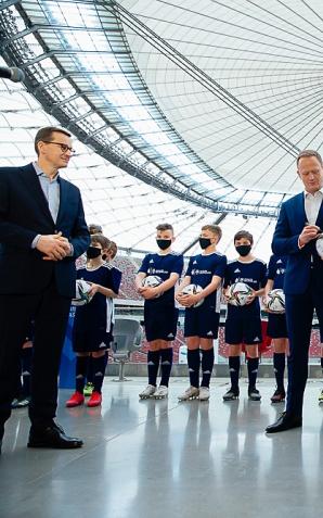 [VIDEO] Ekstraklasa nadal ze strategicznymi partnerami. Premier zapowiada nowe wsparcie dla polskiej piłki