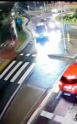 Pijany kierowca nie trafił w żaden zjazd na rondzie. Podróż zakończył rozbijając auto