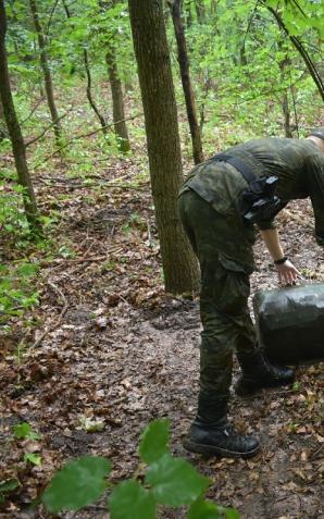 Papierosy przemycone przez Bug. Zatrzymano dwie osoby uczestniczące w transporcie towaru z Ukrainy do Polski.