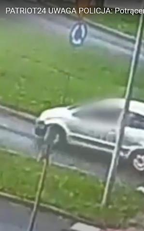 [VIDEO] Potrącenie rowerzystki na przejeździe – niebezpieczne zdarzenie zarejestrowała kamera monitoringu