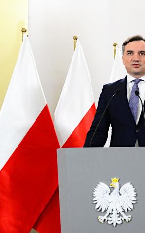 Minister Sprawiedliwości: Komisja Europejska uderza w polski porządek prawny. Komisja nie ma prawa ingerowania w nasz porządek konstytucyjny, co wynika z unijnego prawa i orzeczeń trybunałów konstytucyjnych Polski, Niemiec i Rumunii