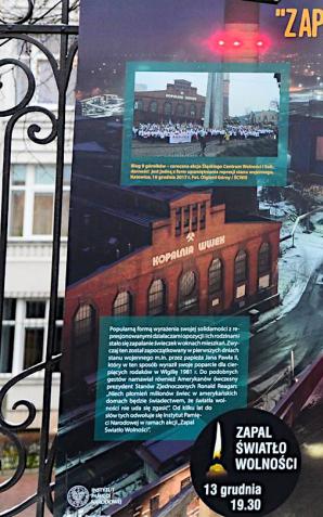 Wystawa plenerowa STAN WOJENNY 1981–1983 przed siedzibą Ministerstwa Sprawiedliwości