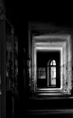 Dociekliwi policjanci ujawnili ciało 86-latki ukryte przez rodzinę w schowku za szafą