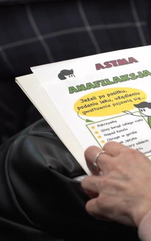 [VIDEO] Ministerstwo Zdrowia pracuje nad procedurami postępowania w przypadku ataku astmy lub wstrząsu anafilaktycznego u dzieci w szkole. Obecnie nauczyciele nie mogą podawać leków