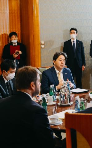 Rozmowa premiera z ministrem spraw zagranicznych Japonii o pomocy humanitarnej dla Ukrainy