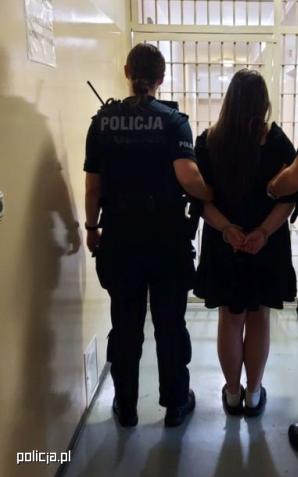 Łowiccy policjanci zatrzymali 21-letnią kobietę, która ugodziła nożem mężczyznę. 22-latek przeżył atak i został hospitalizowany. 21-latka usłyszała zarzut usiłowania zabójstwa, za co grozi kara nawet dożywotniego pozbawienia wolności. Na wniosek Prokuratur