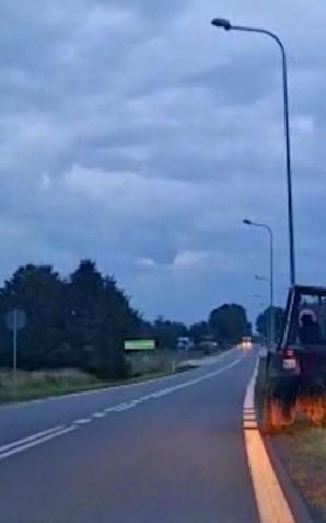 [VIDEO] Ach, co to był za bal w traktorze na drodze