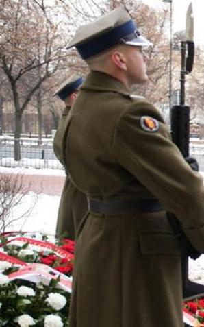 Minister Marlena Maląg uczciła pamięć premiera Jana Olszewskiego