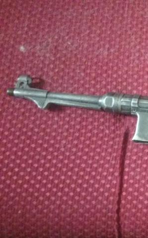   Pistolet maszynowy mp-40 pod powałą dachu