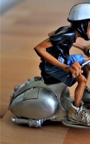 Zasnął na skuterze i zderzył się z drzewem