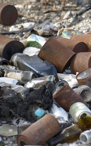 Śmieciowa wyspa jako szósty kontynent. Obraz współczesnej cywilizacji. Wyrzuciła do lasu, policjanci przyszli do domu