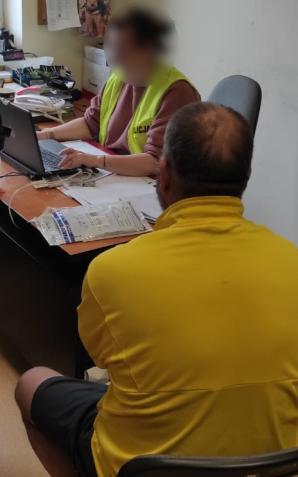 Nie dał rady zgwałcić, to okradł