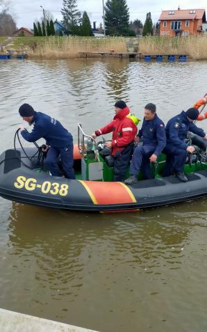 Kaszubski Dywizjon Straży Granicznej ratował tonącą suczkę Sunię