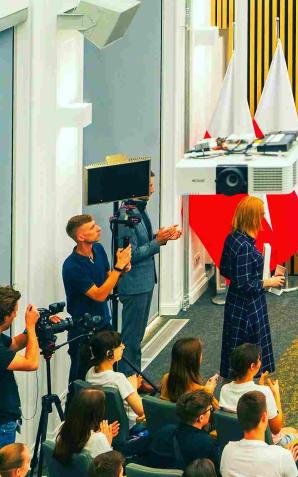 [VIDEO] Nowy przedmiot w szkole-biznes i zarządzanie. MEiN oraz Centrum GovTech zapraszają na specjalną lekcję biznesu i zarządzania z udziałem Steve’a Wozniaka – menedżera, przedsiębiorcy, mentora, współzałożyciela firmy Apple!