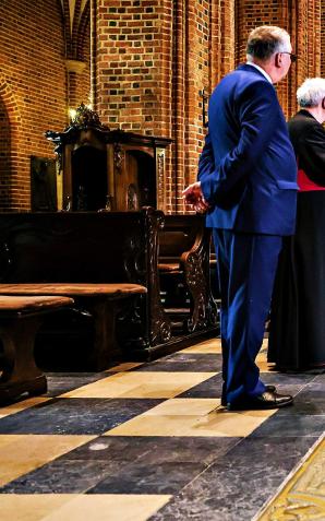 [VIDEO] W 20. rocznicę przystąpienia Polski do Unii Europejskiej Prezydent Andrzej Duda złożył wizytę w Ostrowie Tumskim – najstarszej części Poznania – stanowiącym kolebkę polskiej państwowości