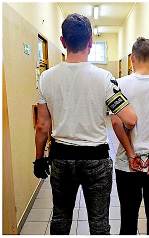 [VIDEO] Rawscy policjanci zatrzymali sprawców kradzieży z włamaniem do supermarketu