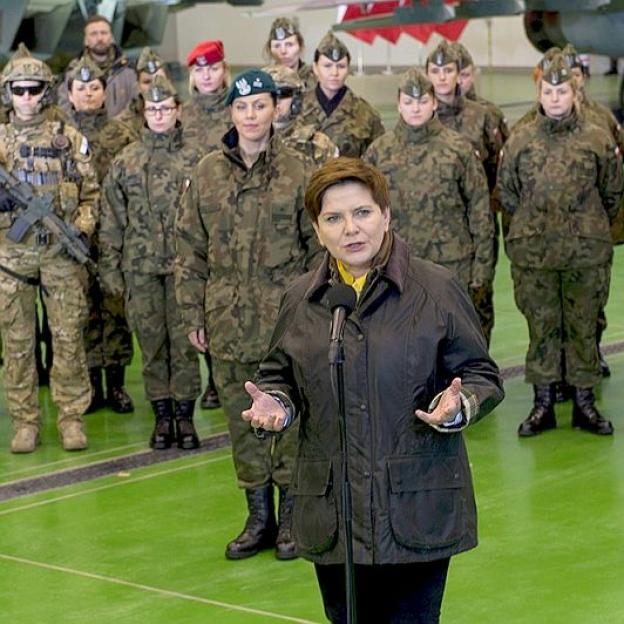 Premier Beata Szydło na spotkaniu z kobietami pilotującymi wojskowe samoloty i śmigłowce
