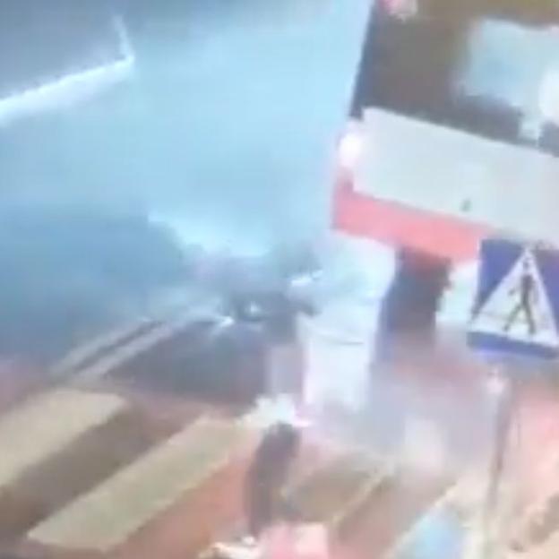 [VIDEO] Dramatyczne potrącenie 15-latki - zdarzenie zarejestrował monitoring