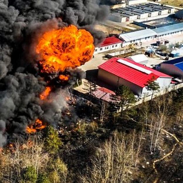 [VIDEO] Wybuchy, pożar i potężne straty. Pożar składowiska chemikaliów w Nowinach koło Kielc
