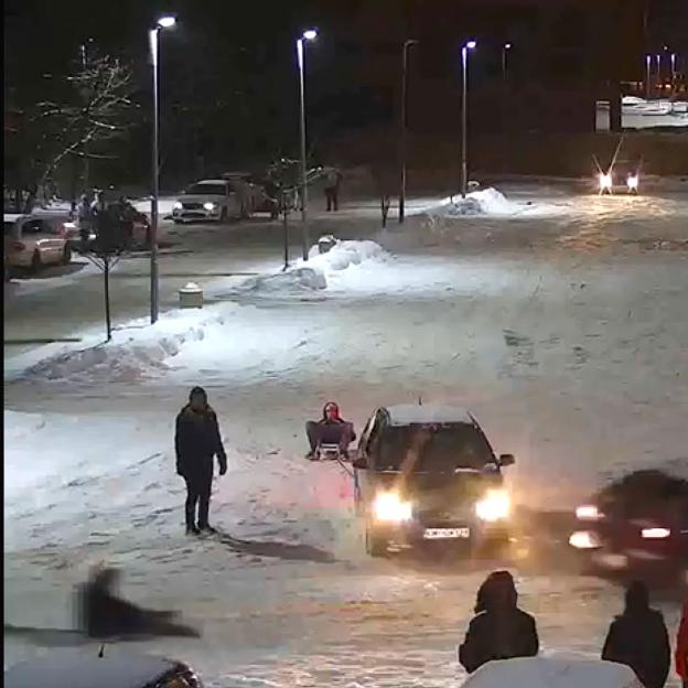 [VIDEO] Drifty i kulig za autem, czyli niebezpieczne zimowe zabawy