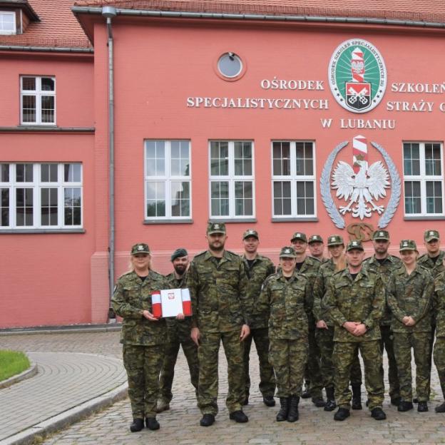 Dwa kontyngenty SG wyjechały na misje. Funkcjonariusze, którzy jadą do Macedonii, wiozą transport pomocy humanitarnej w postaci środków medycznych do walki z COVID-19. 