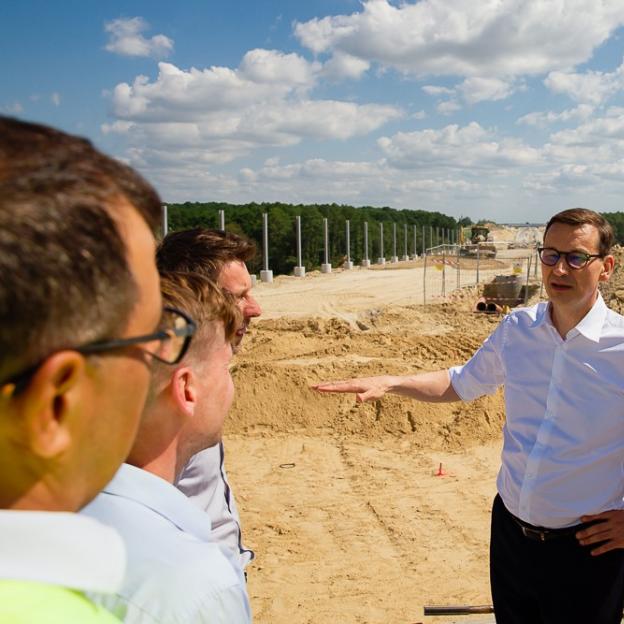 [VIDEO] Jedna droga, tysiące nowych możliwości – premier z wizytą na budowie Via Carpatia