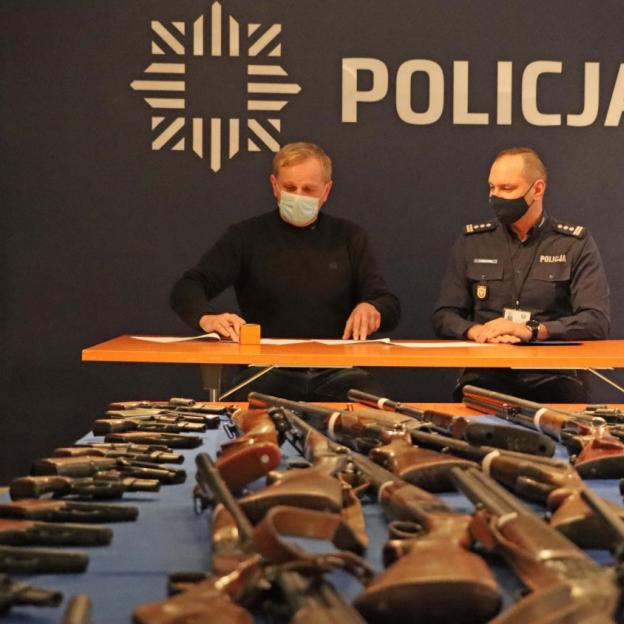 Mazowieccy policjanci przekazali broń do muzeum