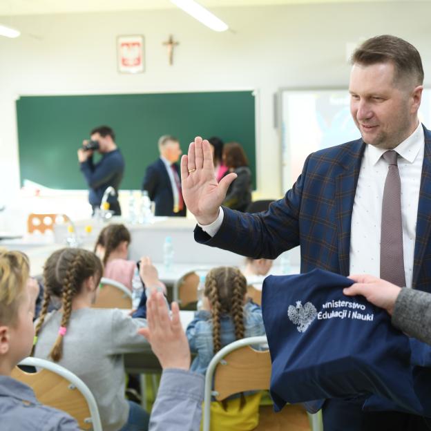 [VIDEO] Dzieci otwierają nową historię relacji polsko-ukraińskich – minister Przemysław Czarnek odwiedził polskich i ukraińskich uczniów Zespołu Szkół w Bojanowie
