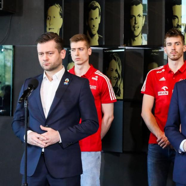 Polska i Słowenia gospodarzami tegorocznych mistrzostw świata w piłce siatkowej mężczyzn. Jesienią na polskich i holenderskich boiskach o tytuł mistrzyń świata będą walczyć reprezentacje kobiet. FIVB odebrała turniej Rosji