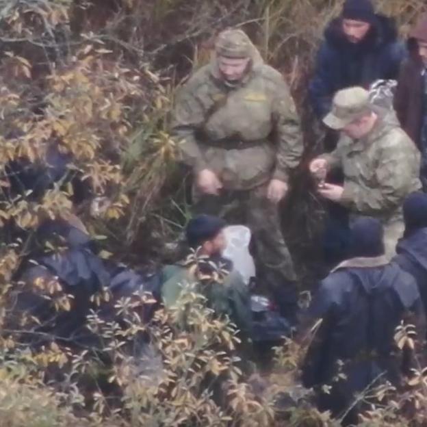 [Video] Krótka odprawa przed akcją i do szturmu. Na filmie służby białoruskie szkolą na migi imigrantów na granicy