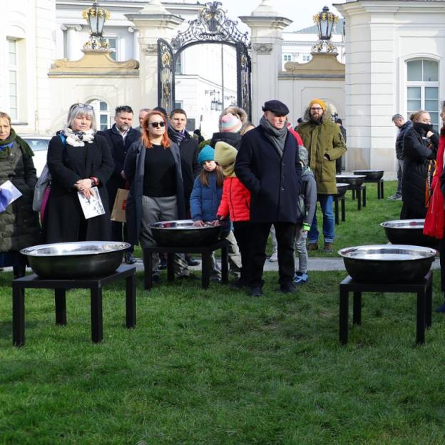 „Żadnych marzeń” – piktogram Jerzego Kaliny w hołdzie powstańcom styczniowym na dziedzińcu Ministerstwa Kultury i Dziedzictwa Narodowego
