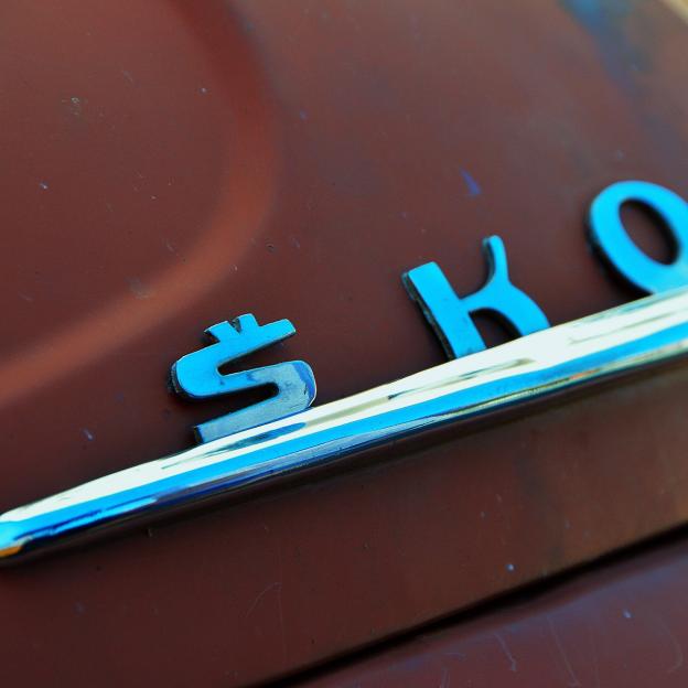 Wiek to tylko cyfra. W iście kawaleryjskim stylu 81-latek szarżował przez Pruszyn samochodem