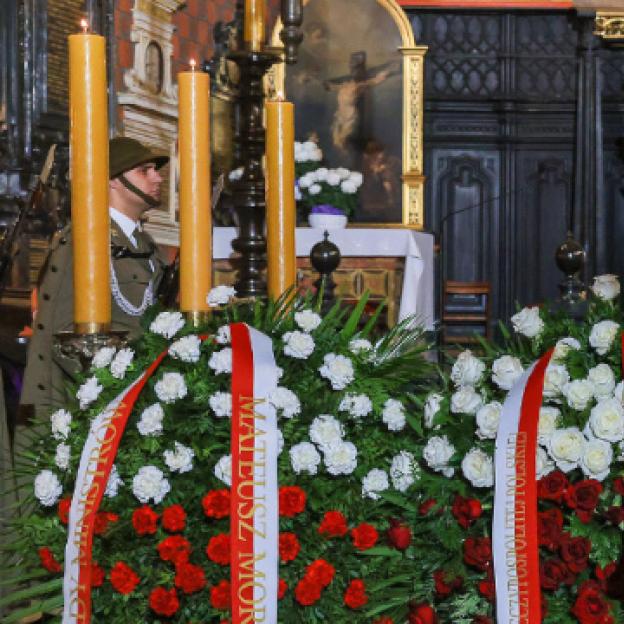 [VIDEO] W Bazylice Mariackiej w Krakowie odbyły się uroczystości pogrzebowe Damy Orderu Orła Białego śp. prof. Wandy Półtawskiej. W mszy świętej wzięli udział Prezydent Andrzej Duda wraz z Małżonką Agatą Kornhauser–Dudą
