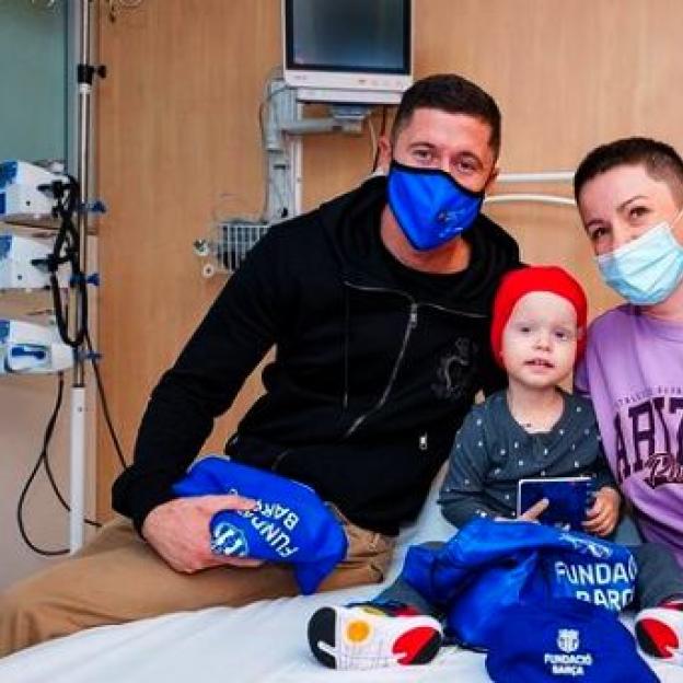 Robert Lewandowski odwiedził dwuletniego chłopca z Polski w szpitalu w Barcelonie!