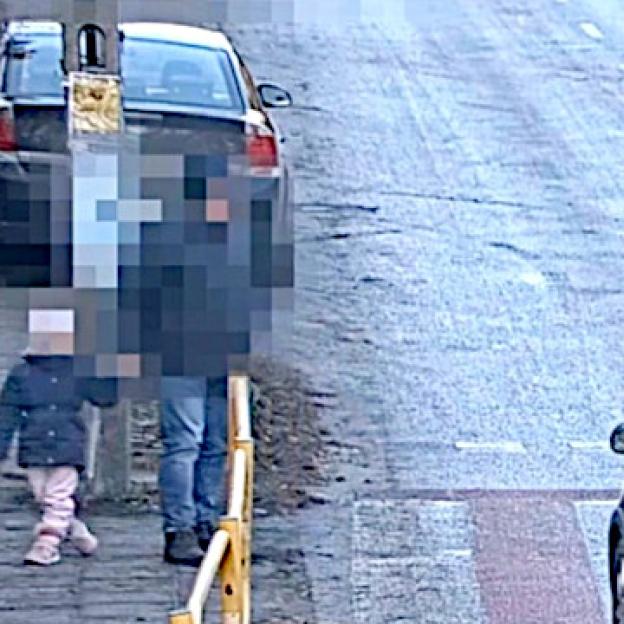 [VIDEO] Omal nie potrąciła ojca z dzieckiem na przejściu dla pieszych przed szkołą