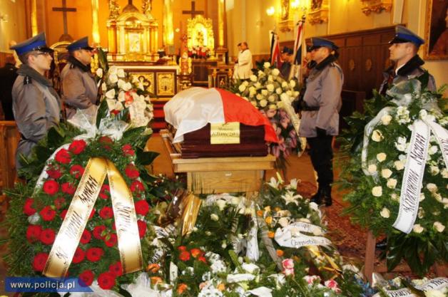 Zginął w służbie obywatelom. Ciało Mateusza Klimczaka spoczęło na cmentarzu w Brzezinach