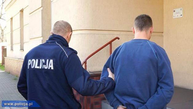 Podawał się za policjanta. Wtargnął do mieszkania starszej kobiety. Groził, że ją zastrzeli