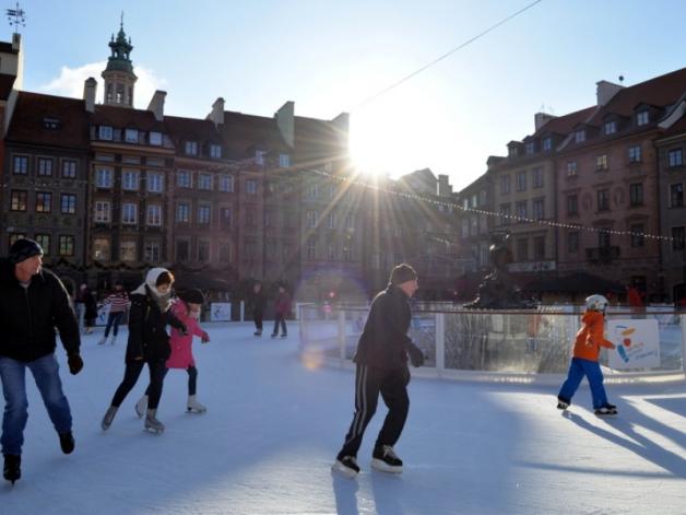 Warszawa: Świetna zabawa na staromiejskim lodowisku (video)