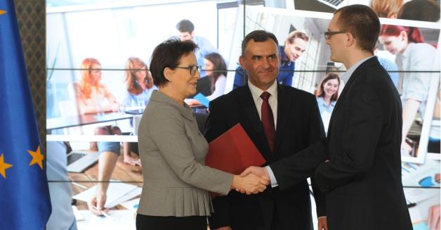 Premier Ewa Kopacz wręczyła dyplomy stażystom spółek Skarbu Państwa