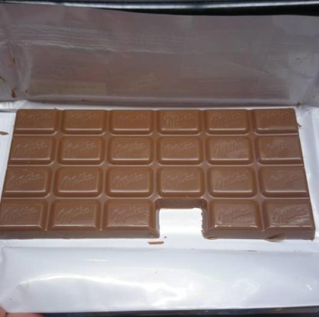 Tabliczka mlecznej czekolady Milka bez jednej kostki