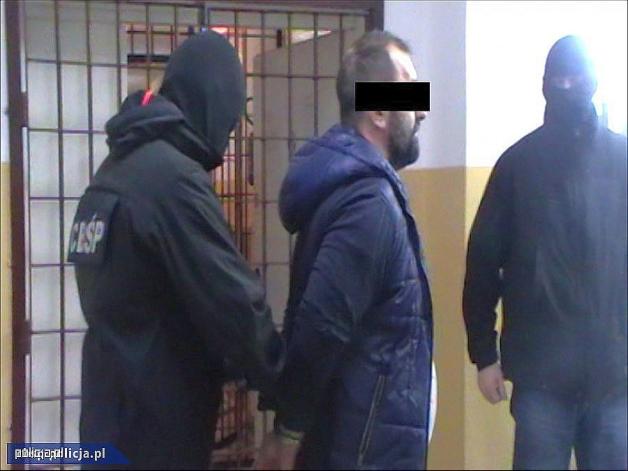 Oszukiwali starsze osoby podając się za policjantów CBŚ