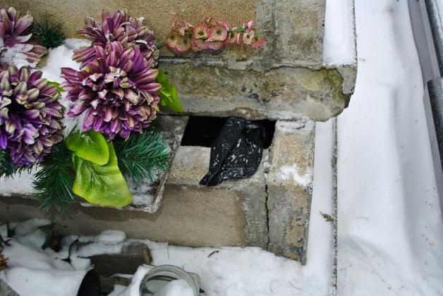 Narkotyki ukryte w grobowcu na cmentarzu w Siedlcach