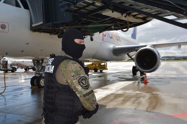 Gdańsk: Agresywny pasażer wyprowadzony z samolotu