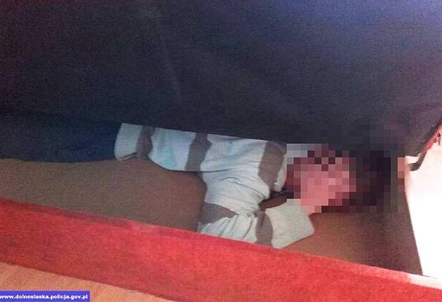 Policjanci zatrzymali poszukiwanego – znaleźli go… w wersalce