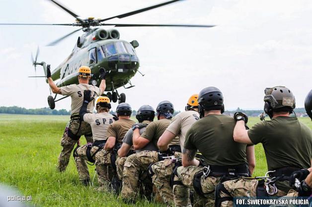 [FOTO] Antyterroryści z całego kraju ćwiczą w Kielcach